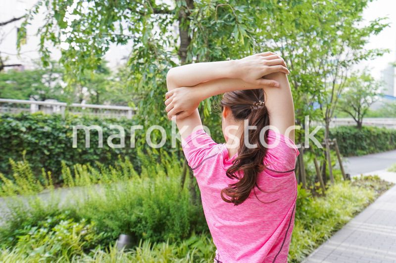 野外でトレーニングする女性