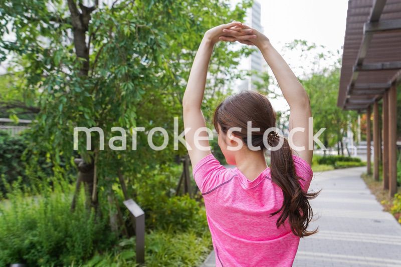 野外でトレーニングする女性