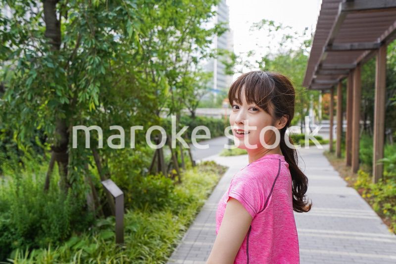 野外でトレーニングする女性