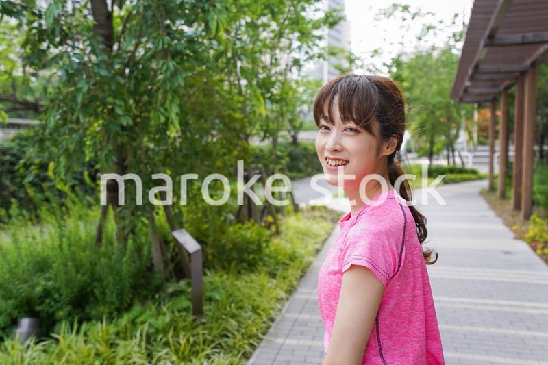 野外でトレーニングする女性