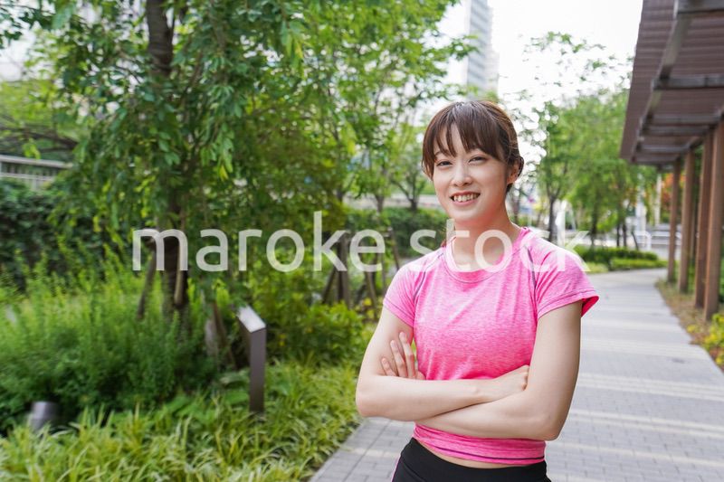 野外でトレーニングする女性