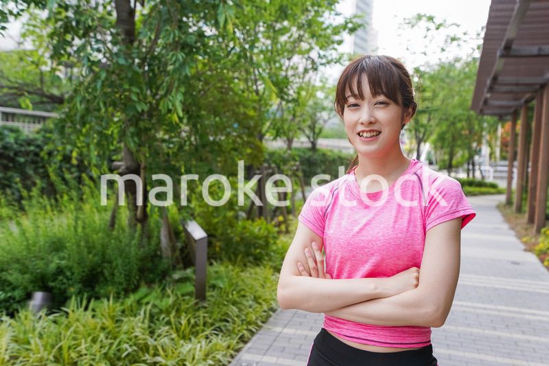 野外でトレーニングする女性