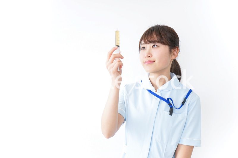 注射器を持つ看護師