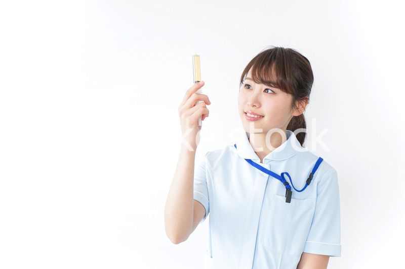 注射器を持つ看護師