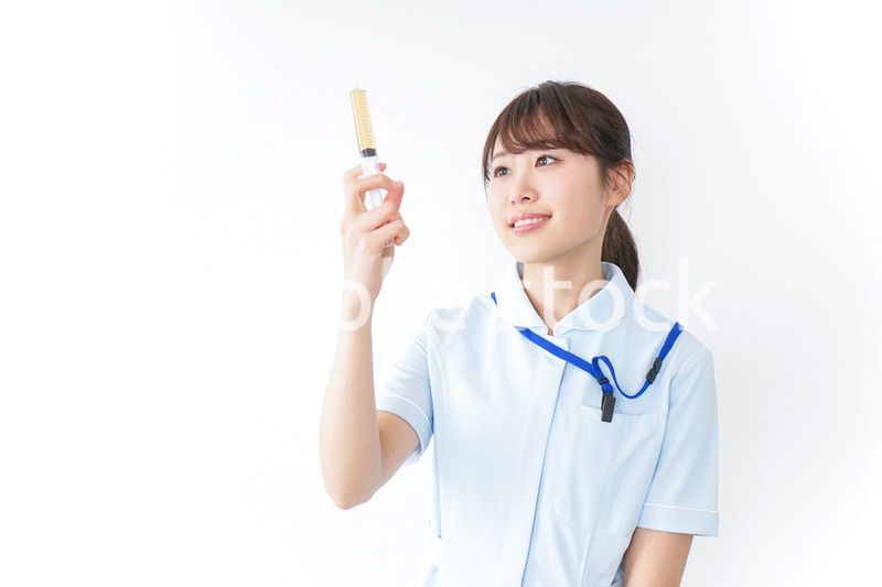 注射器を持つ看護師