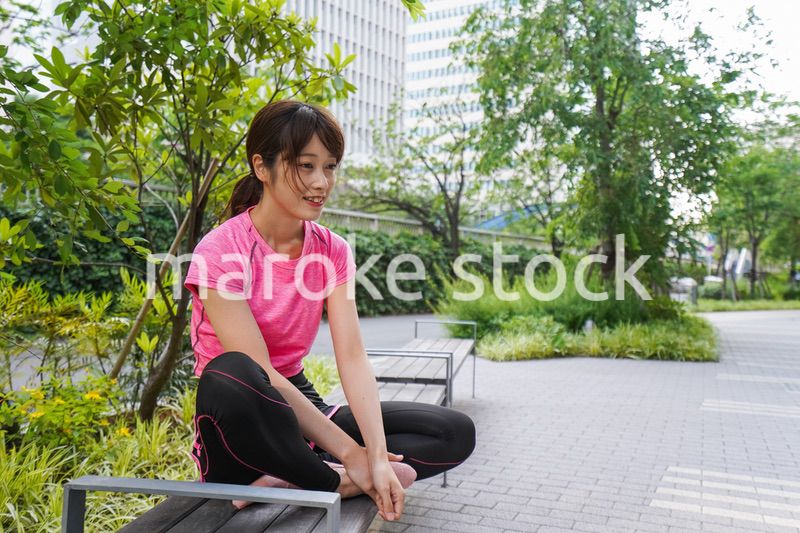 野外でトレーニングする女性