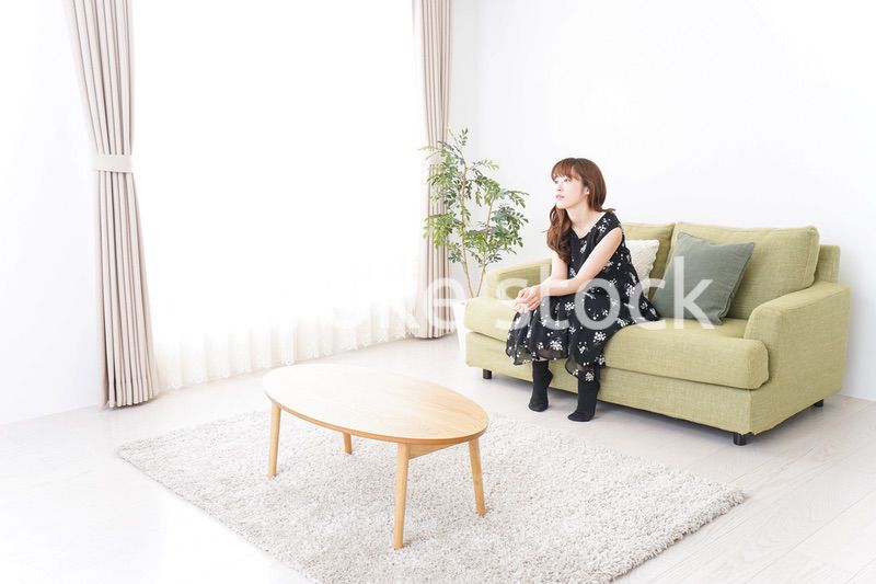 自宅でテレビを見る女性