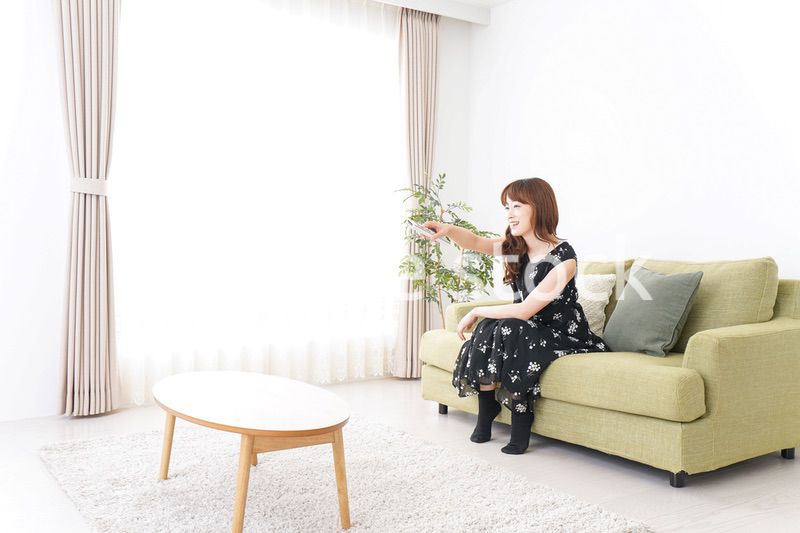自宅でテレビを見る女性