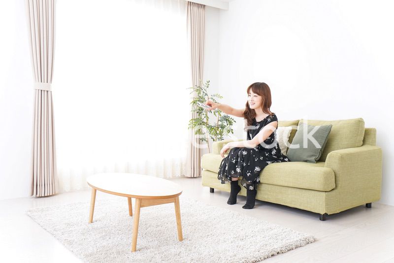 自宅でテレビを見る女性