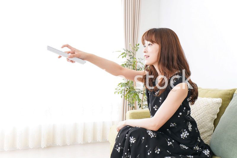 自宅でテレビを見る女性