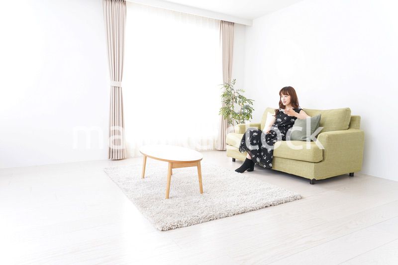 自宅でテレビを見る女性