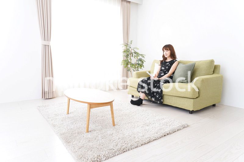 自宅でテレビを見る女性