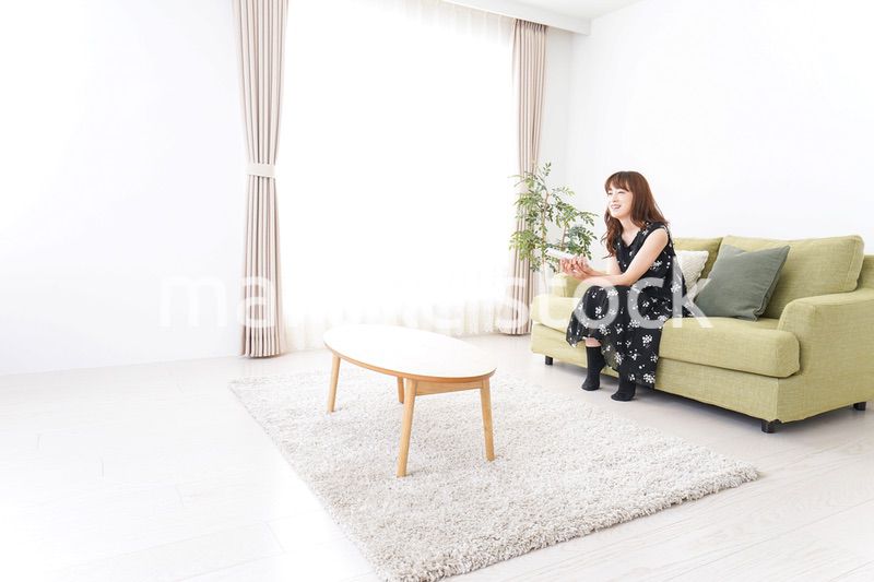 自宅でテレビを見る女性