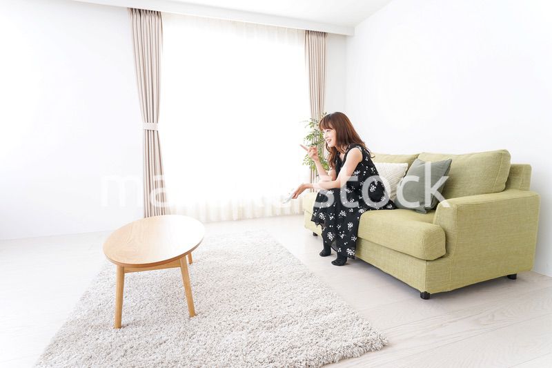 自宅でテレビを見る女性