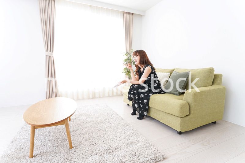 自宅でテレビを見る女性