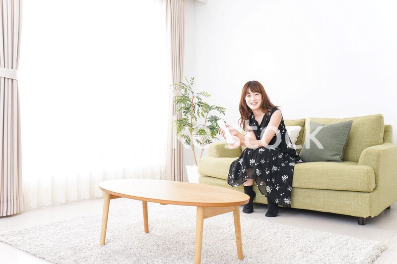 自宅でテレビを見る女性