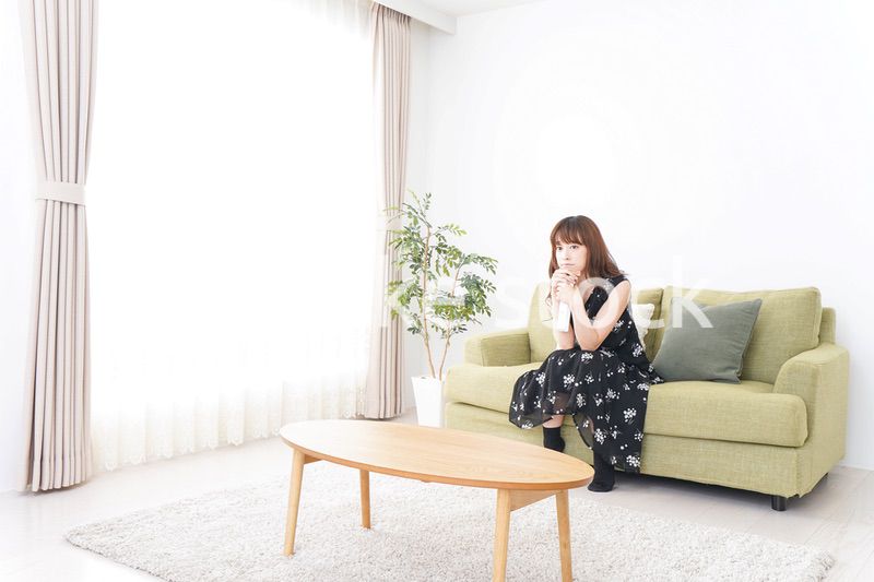 自宅でテレビを見る女性