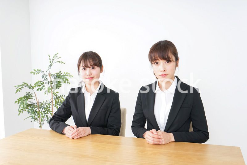 二人の若手ビジネスウーマン