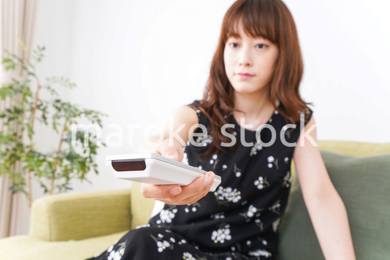 自宅でテレビを見る女性