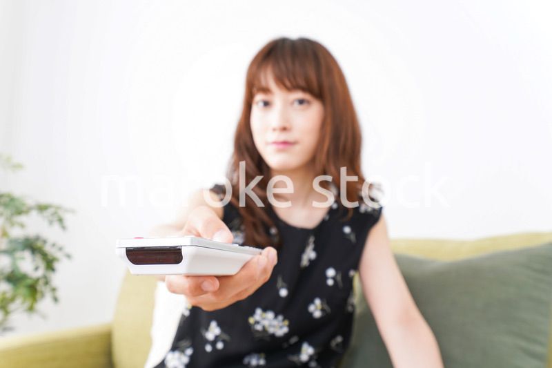 自宅でテレビを見る女性