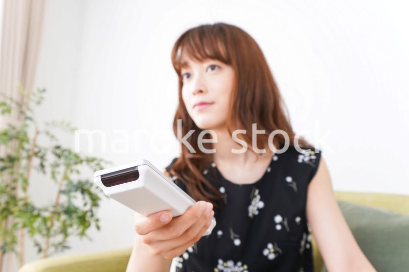 自宅でテレビを見る女性