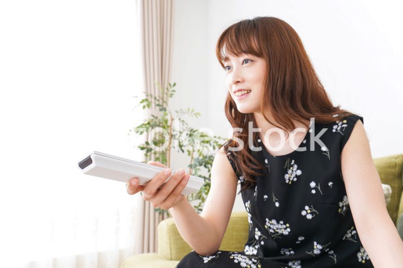 自宅でテレビを見る女性