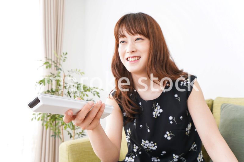 自宅でテレビを見る女性