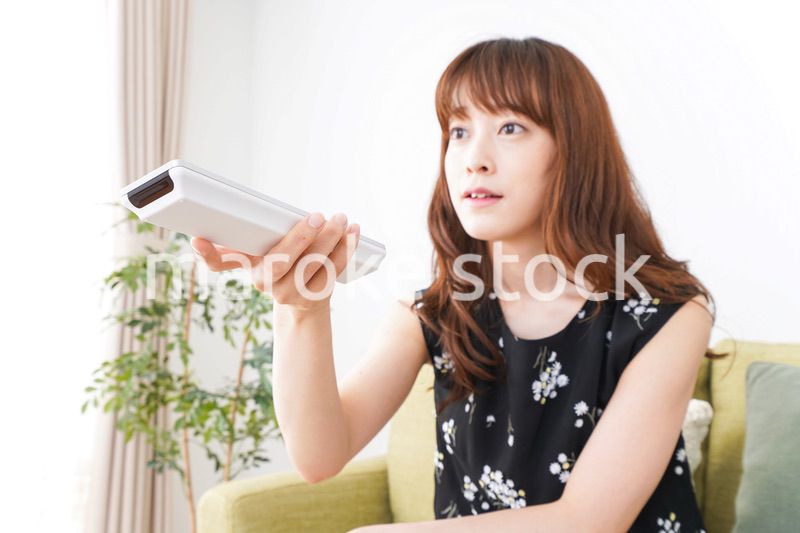 自宅でテレビを見る女性