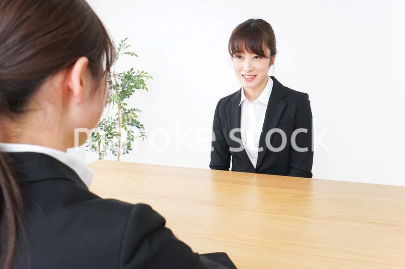 面接を受けるスーツ姿の女性