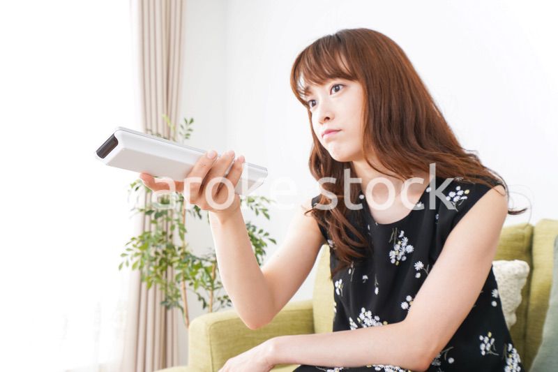 自宅でテレビを見る女性