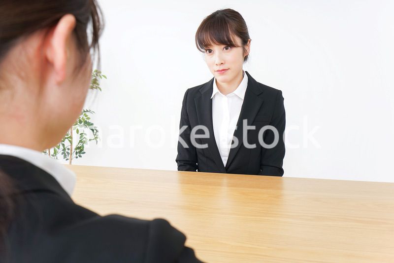 面接を受けるスーツ姿の女性