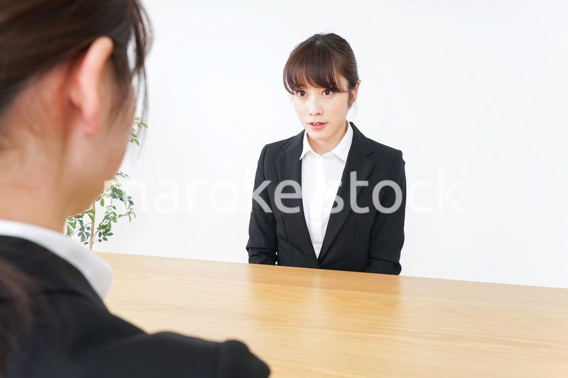 面接を受けるスーツ姿の女性