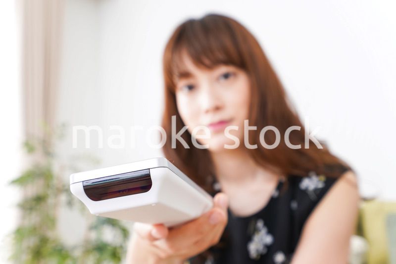 自宅でテレビを見る女性