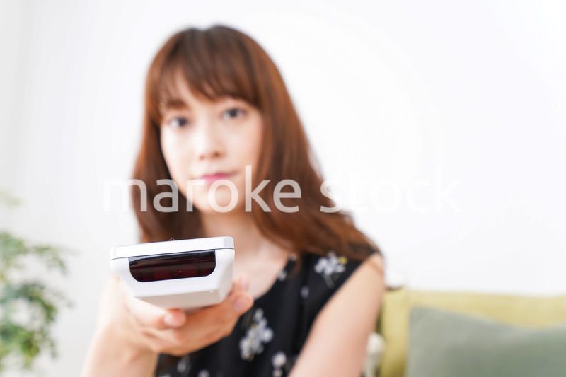 自宅でテレビを見る女性