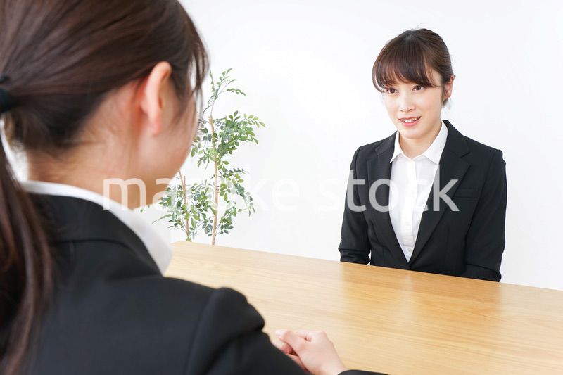 面接を受けるスーツ姿の女性