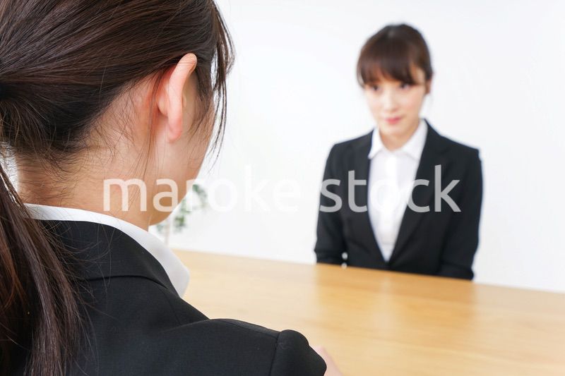 面接を受けるスーツ姿の女性