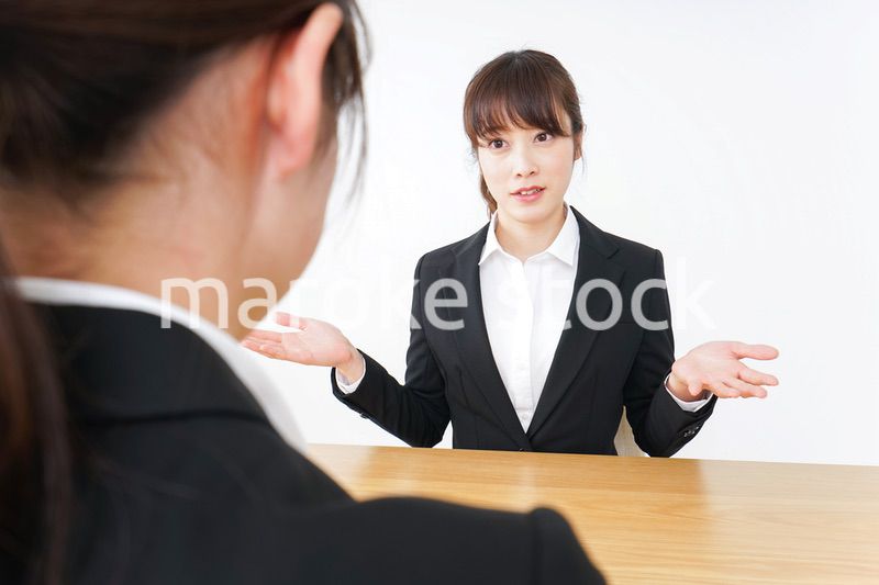 面接を受けるスーツ姿の女性