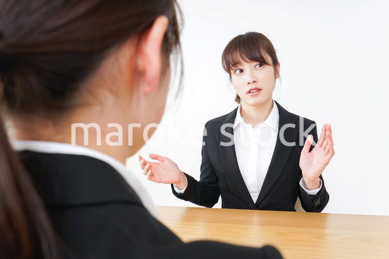 面接を受けるスーツ姿の女性