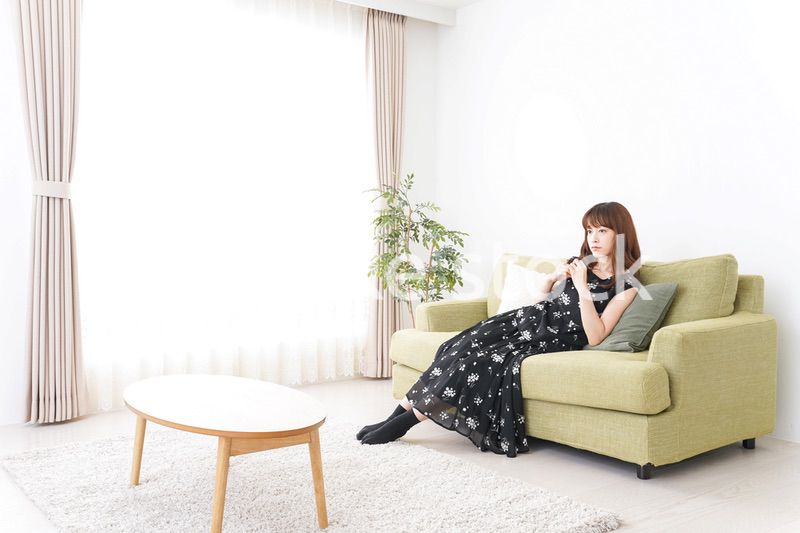 自宅でテレビを見る女性