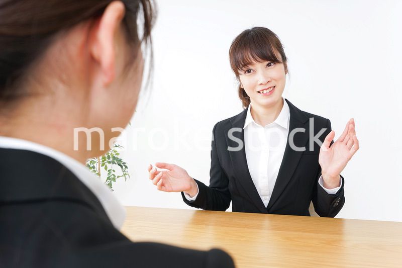 面接を受けるスーツ姿の女性