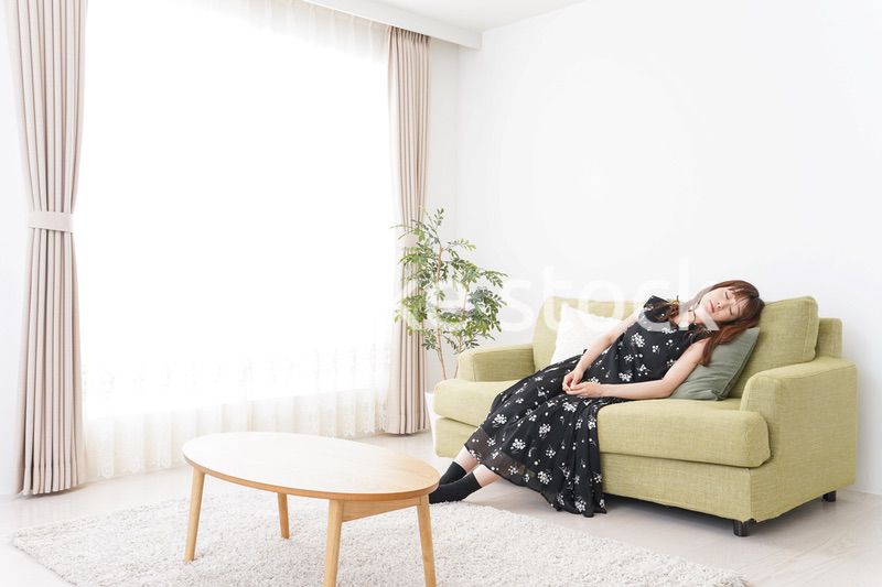 自宅でくつろぐ女性