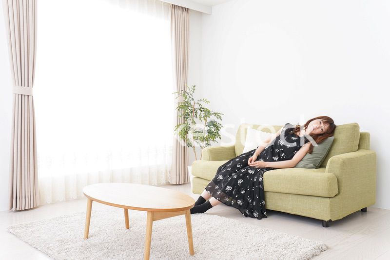 自宅でくつろぐ女性