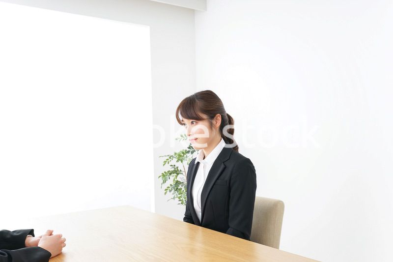面接を受けるスーツ姿の女性