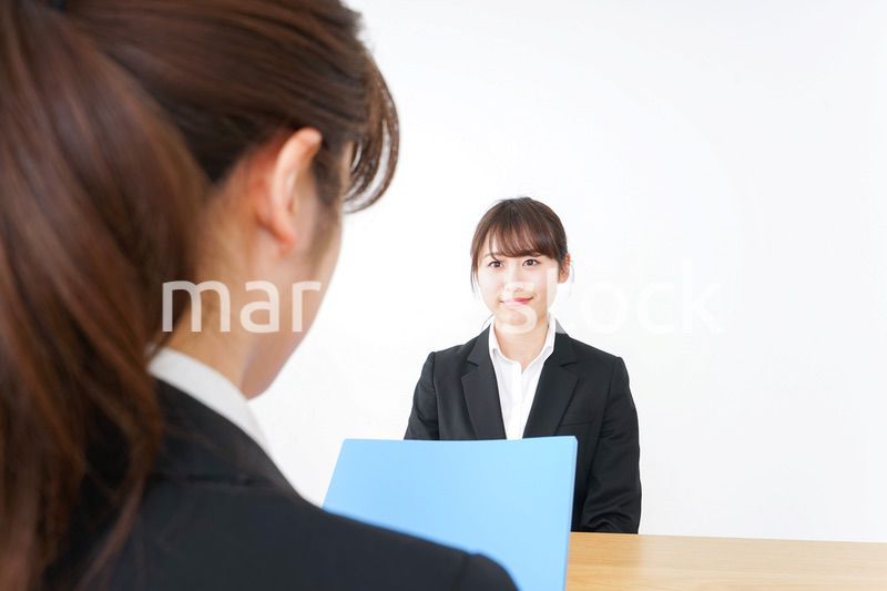 面接を受けるスーツ姿の女性