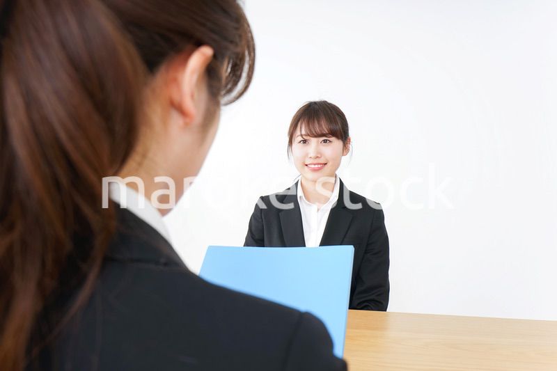 面接を受けるスーツ姿の女性