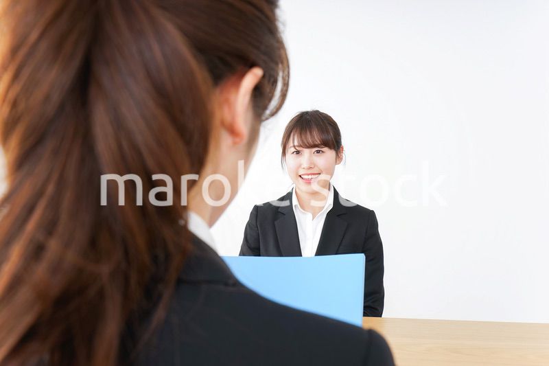 面接を受けるスーツ姿の女性