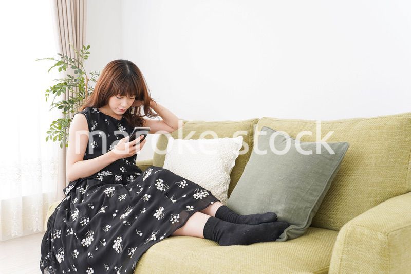 自宅でくつろぐ女性