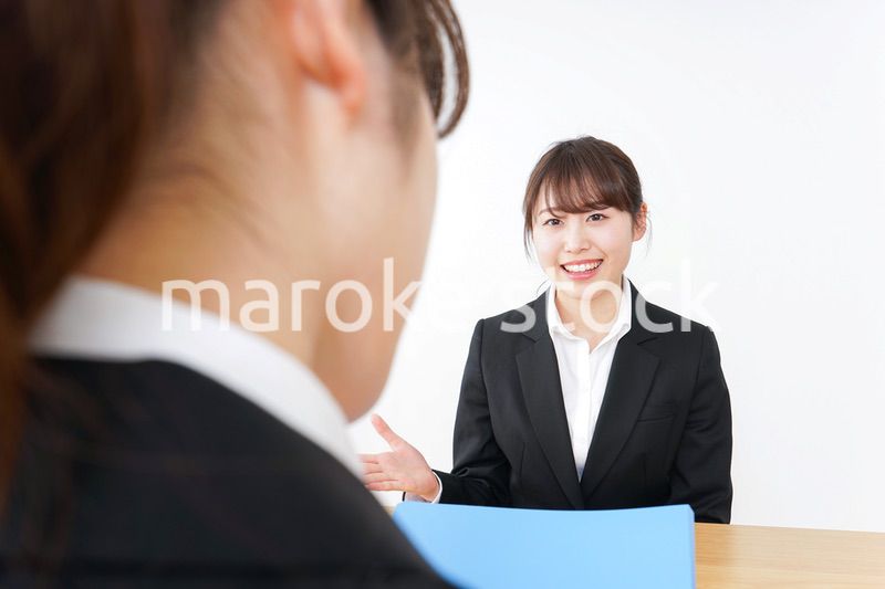 面接を受けるスーツ姿の女性