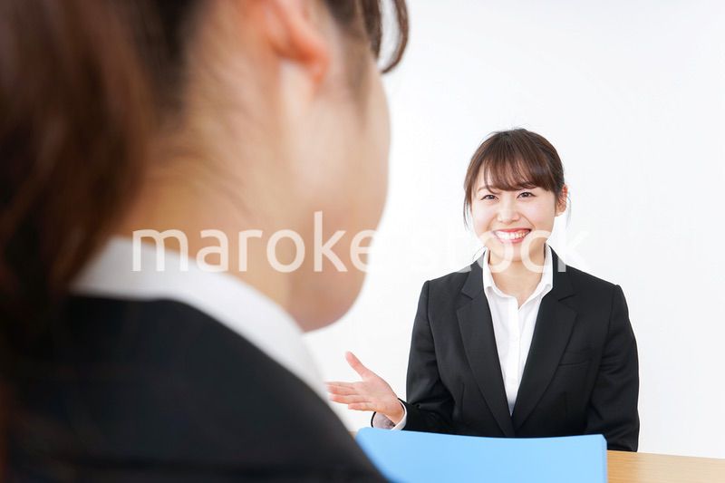 面接を受けるスーツ姿の女性