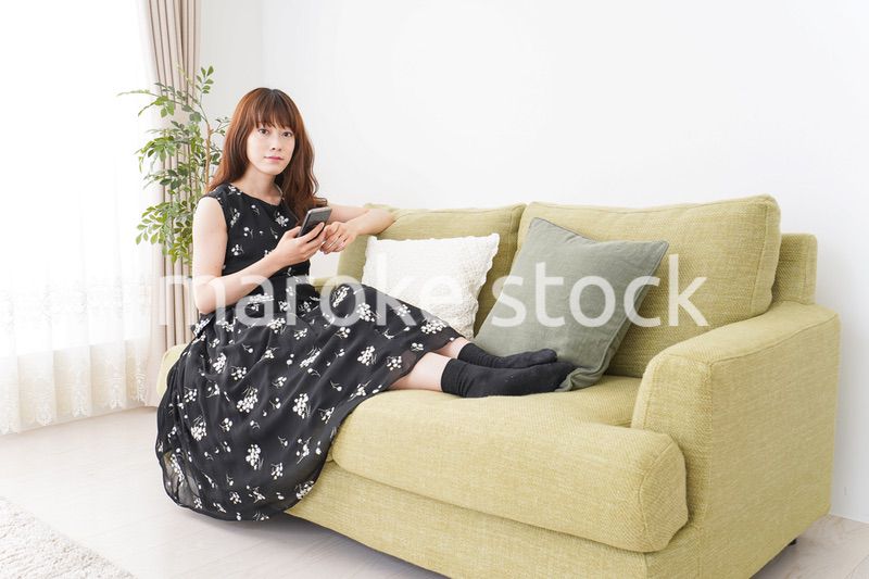 自宅でくつろぐ女性